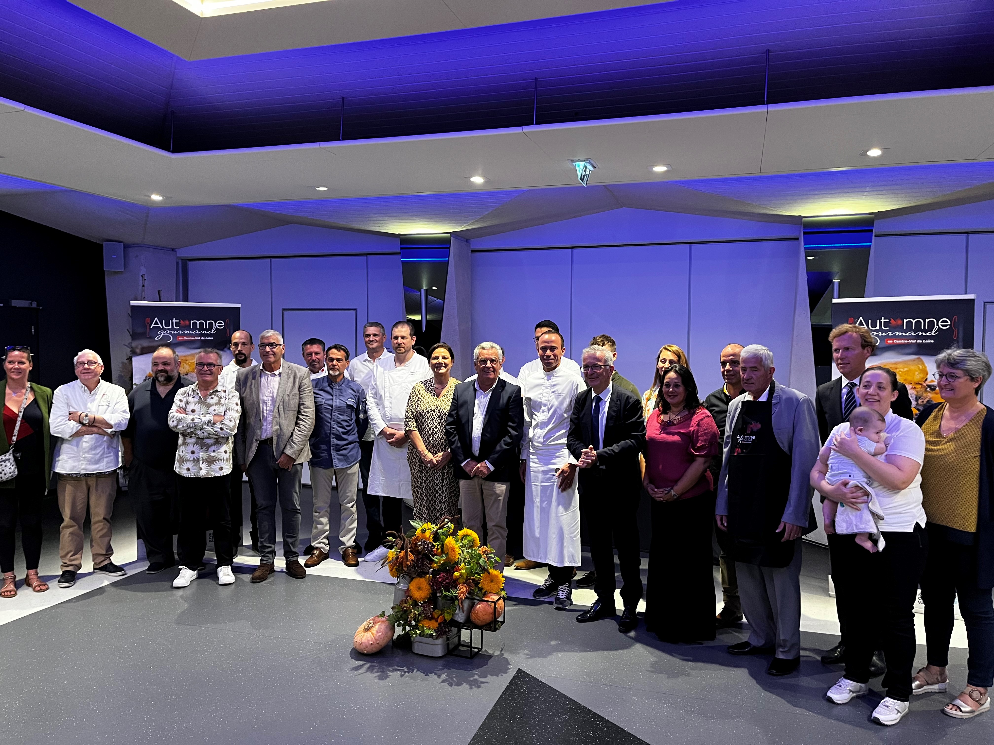 Les associations de restaurateurs des 6 départements aux côtés des élus de la Région Centre-Val de Loire et de la CCI Centre-Val de Loire lors de la conférence de presse de lancement de l’opération le 11 septembre dernier.